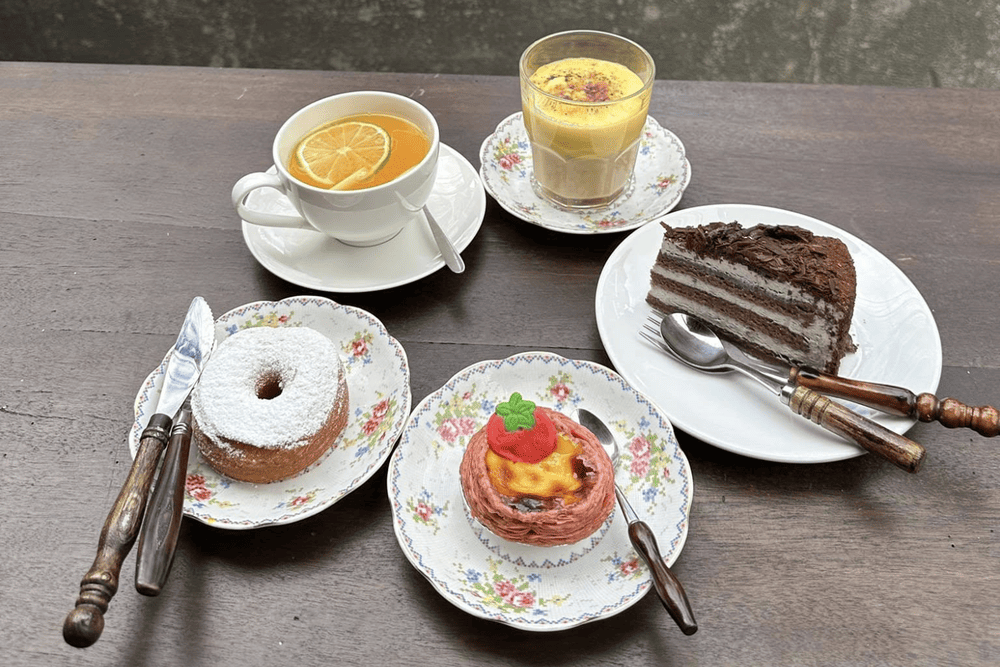 Kh&ocirc;ng gian ấm c&uacute;ng, cổ điển, &Ocirc; Cửa M&ugrave;a Đ&ocirc;ng ph&ugrave; hợp để nh&acirc;m nhi t&aacute;ch c&agrave; ph&ecirc;, đọc s&aacute;ch v&agrave; h&agrave;n thuy&ecirc;n c&ugrave;ng bạn b&egrave; (Nguồn: Fanpage Tiệm C&agrave; Ph&ecirc; &Ocirc; Cửa M&ugrave;a Đ&ocirc;ng)